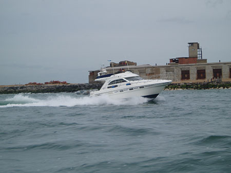 P5070110 Tyrone Adventurer off Hurst Castle