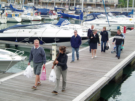 P5080277 The Gunwharf Quays shoppers