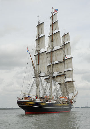 The Stad Amsterdam abling down the Solent